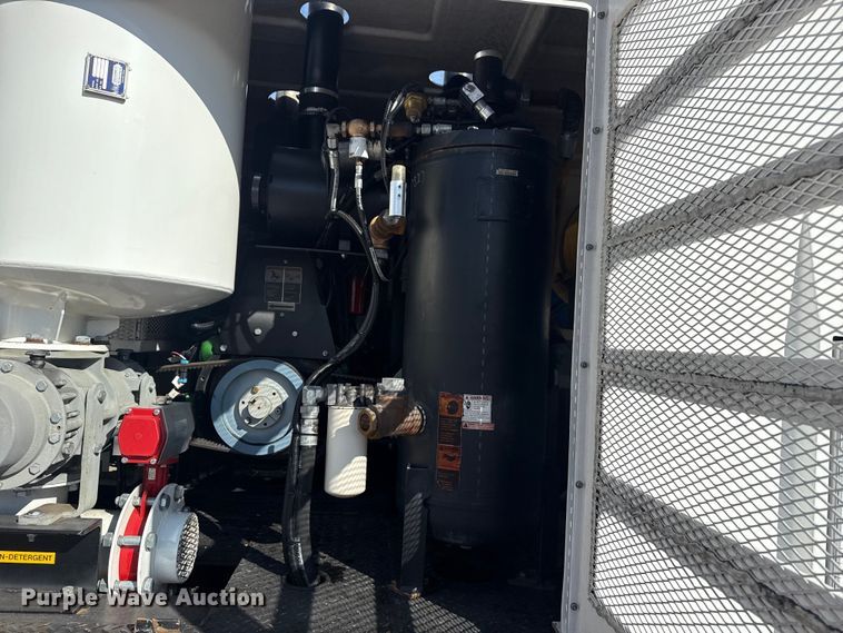 image for item EG1739 2013 International 4300 vacuum truck