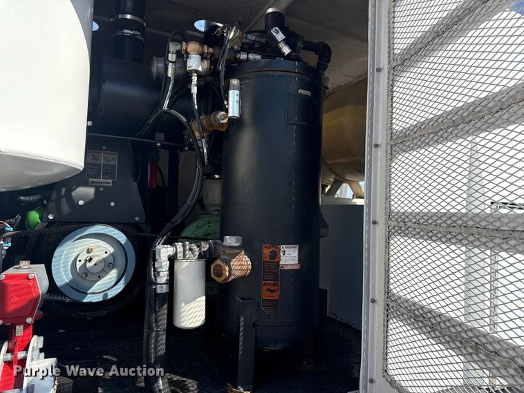 image for item EG1739 2013 International 4300 vacuum truck