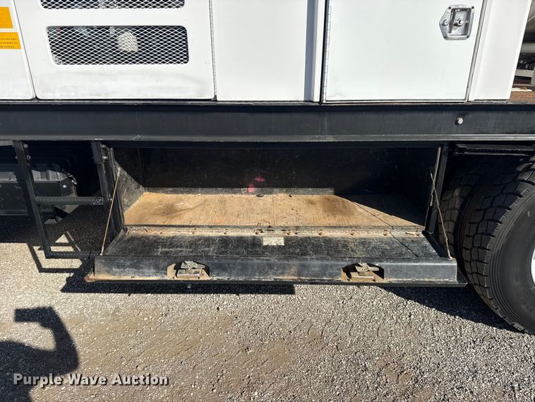 image for item EG1739 2013 International 4300 vacuum truck