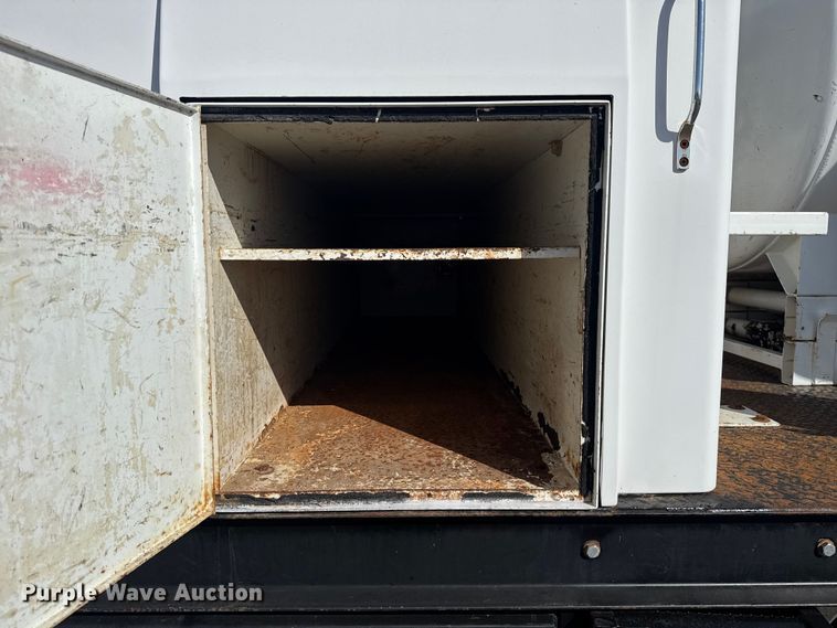 image for item EG1739 2013 International 4300 vacuum truck