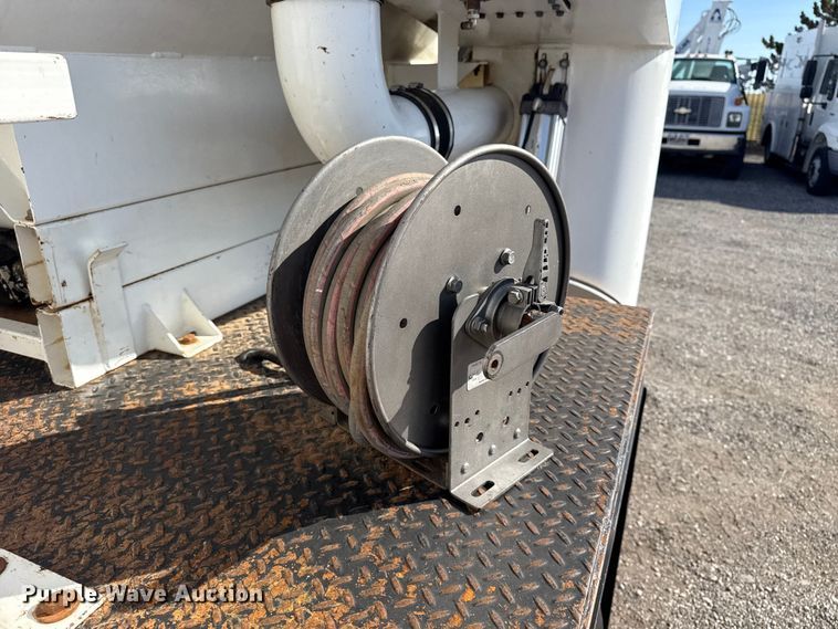 image for item EG1739 2013 International 4300 vacuum truck