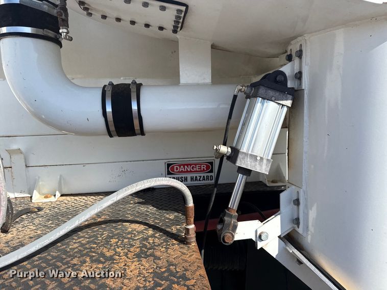 image for item EG1739 2013 International 4300 vacuum truck