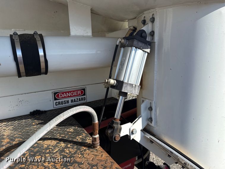 image for item EG1739 2013 International 4300 vacuum truck