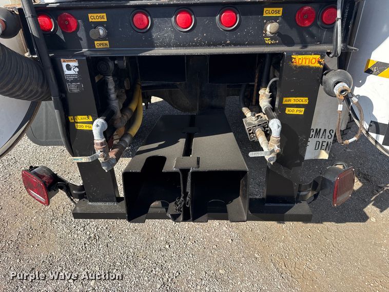 image for item EG1739 2013 International 4300 vacuum truck
