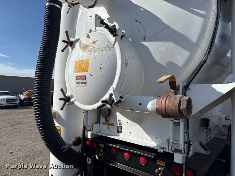 image for item EG1739 2013 International 4300 vacuum truck