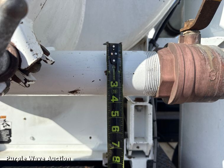 image for item EG1739 2013 International 4300 vacuum truck