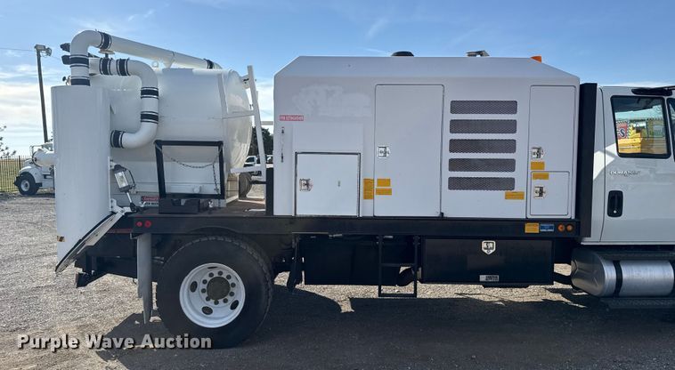 image for item EG1739 2013 International 4300 vacuum truck