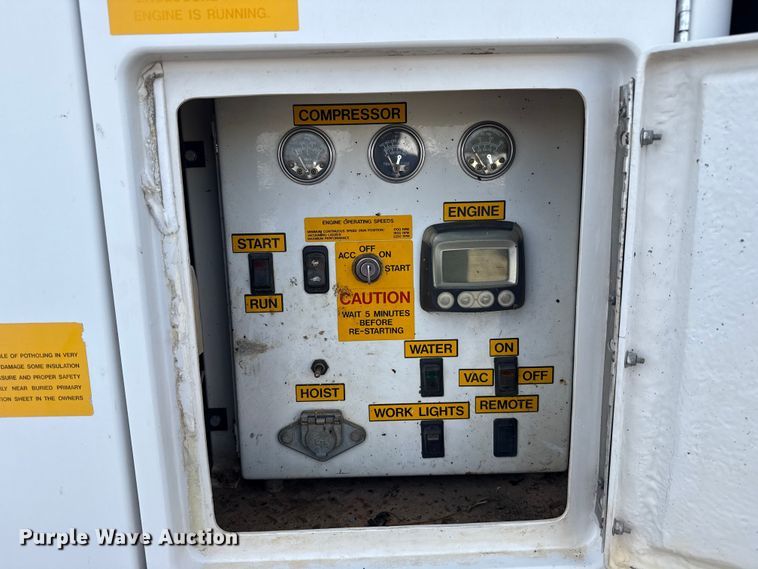 image for item EG1739 2013 International 4300 vacuum truck