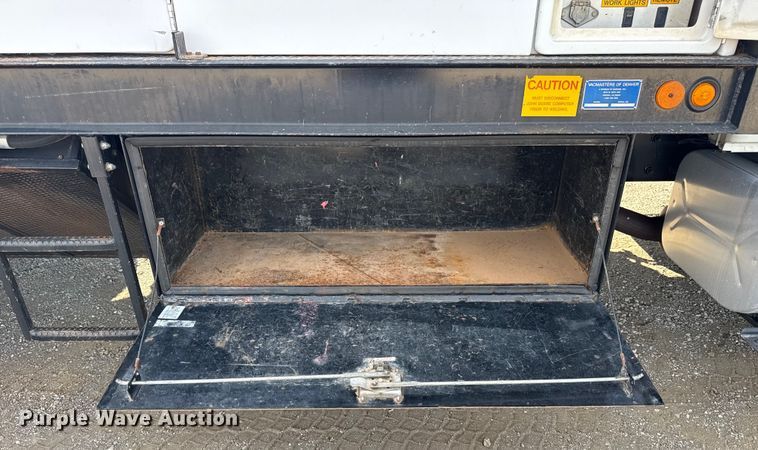 image for item EG1739 2013 International 4300 vacuum truck