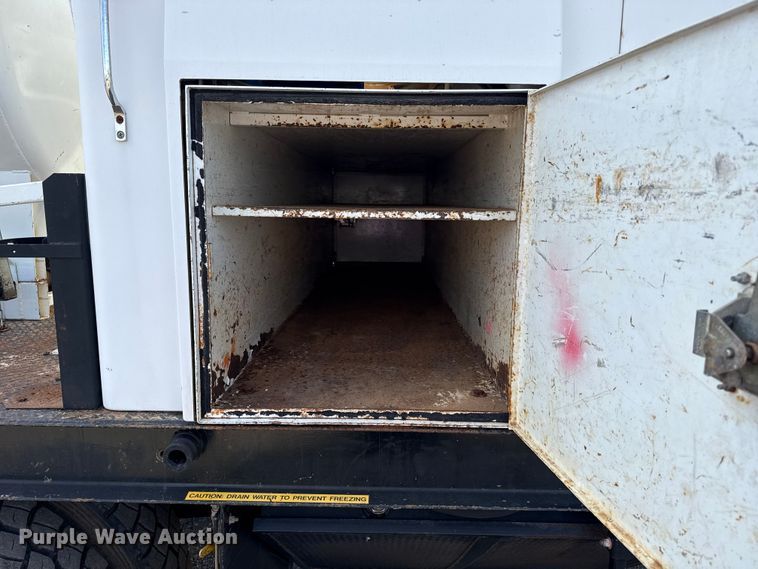 image for item EG1739 2013 International 4300 vacuum truck