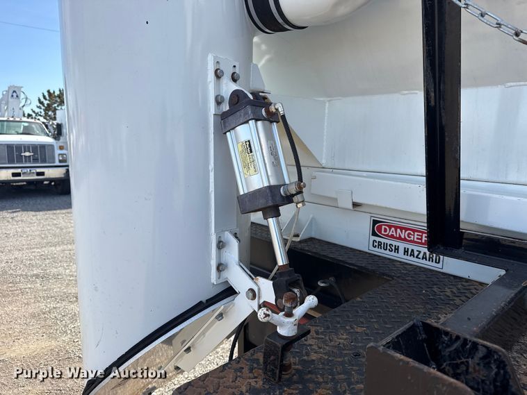 image for item EG1739 2013 International 4300 vacuum truck