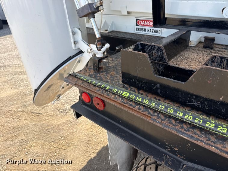 image for item EG1739 2013 International 4300 vacuum truck