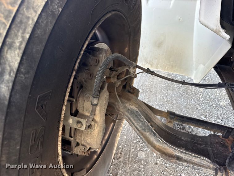 image for item EG1739 2013 International 4300 vacuum truck