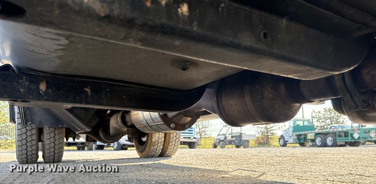 image for item EG1739 2013 International 4300 vacuum truck