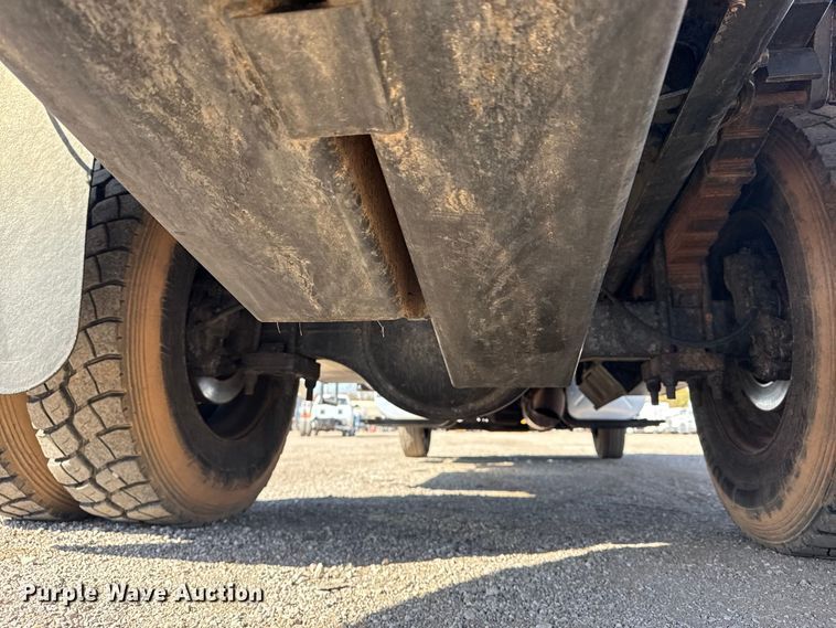 image for item EG1739 2013 International 4300 vacuum truck