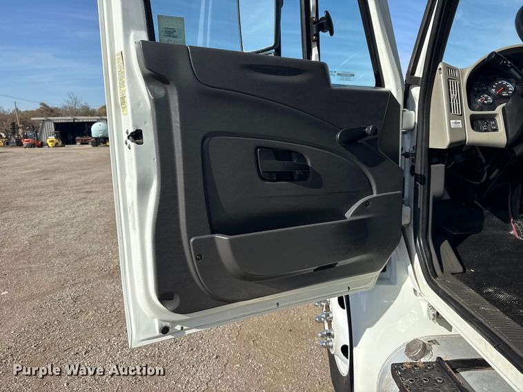 image for item EG1739 2013 International 4300 vacuum truck