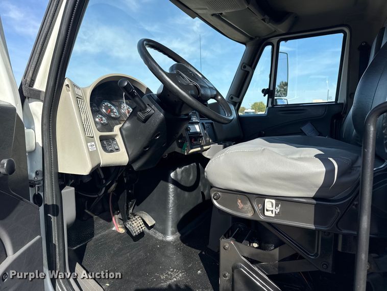 image for item EG1739 2013 International 4300 vacuum truck