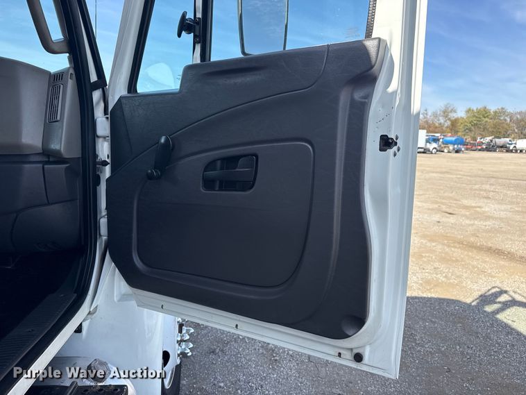 image for item EG1739 2013 International 4300 vacuum truck