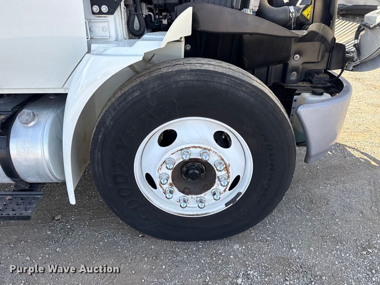 image for item EG1739 2013 International 4300 vacuum truck