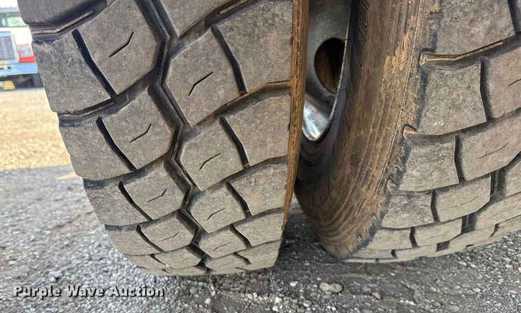 image for item EG1739 2013 International 4300 vacuum truck