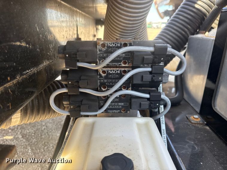 image for item EG1744 2022 Vermeer CV573SGT vacuum excavator