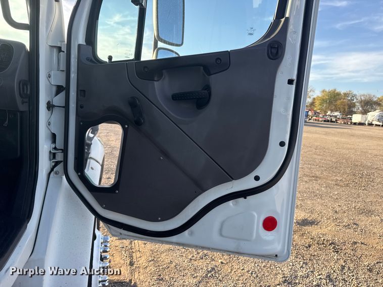 image for item EG1751 2007 Freightliner Business Class M2 crane truck