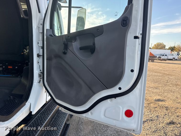 image for item EG1751 2007 Freightliner Business Class M2 crane truck