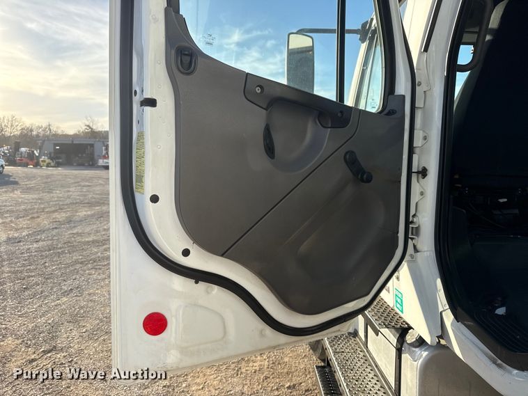 image for item EG1751 2007 Freightliner Business Class M2 crane truck