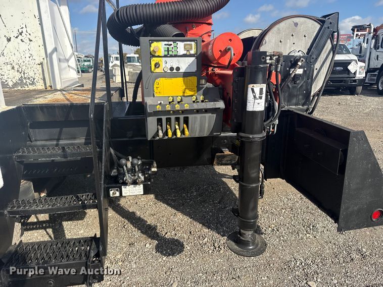 image for item EG1757 2013 International 7600 crane truck