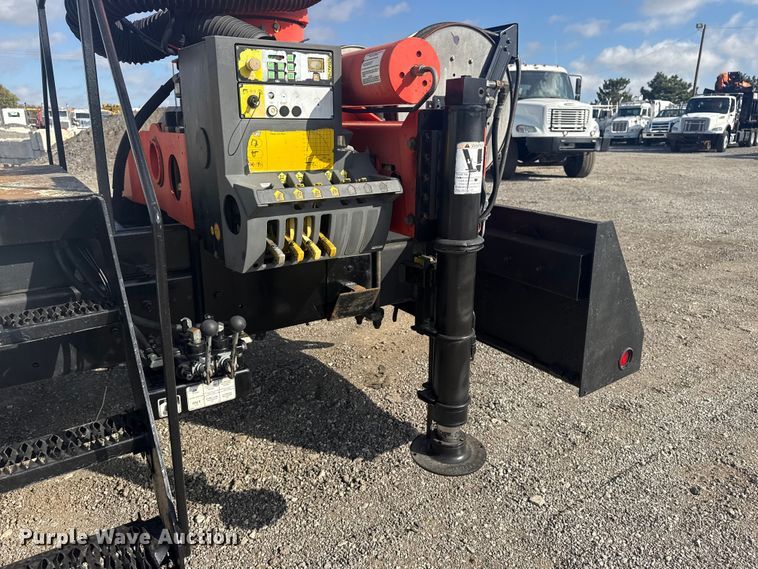 image for item EG1757 2013 International 7600 crane truck