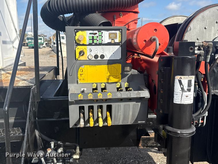 image for item EG1757 2013 International 7600 crane truck