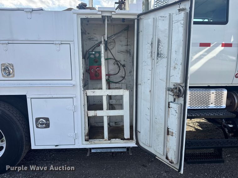 image for item EG1757 2013 International 7600 crane truck