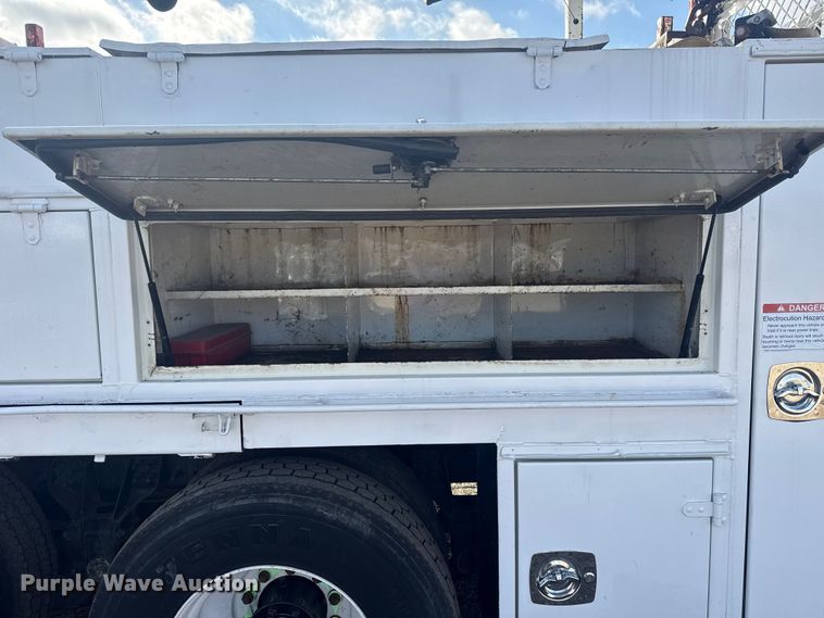 image for item EG1757 2013 International 7600 crane truck