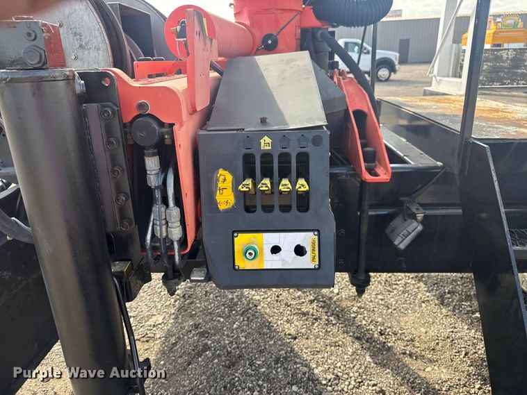 image for item EG1757 2013 International 7600 crane truck