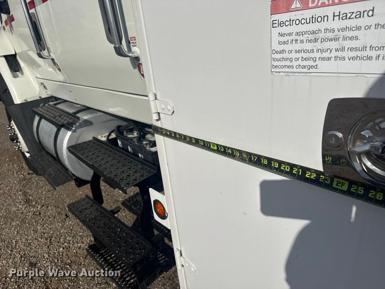 image for item EG1757 2013 International 7600 crane truck