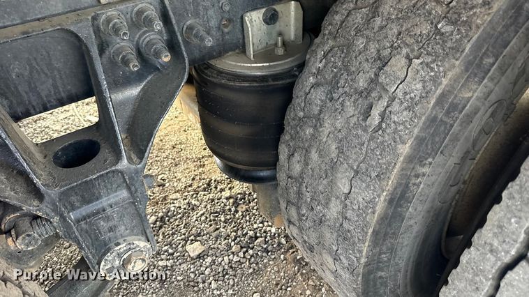 image for item EG1757 2013 International 7600 crane truck