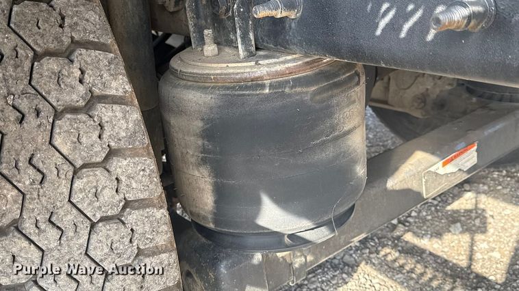 image for item EG1757 2013 International 7600 crane truck