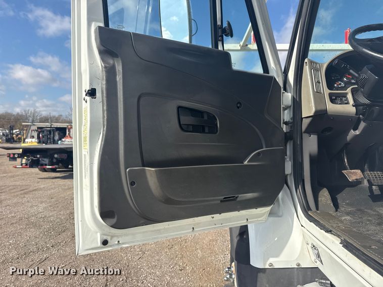 image for item EG1757 2013 International 7600 crane truck