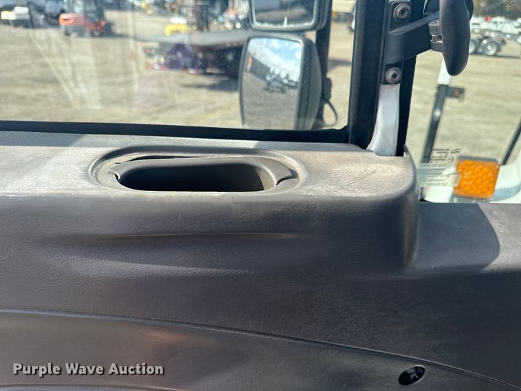 image for item EG1757 2013 International 7600 crane truck