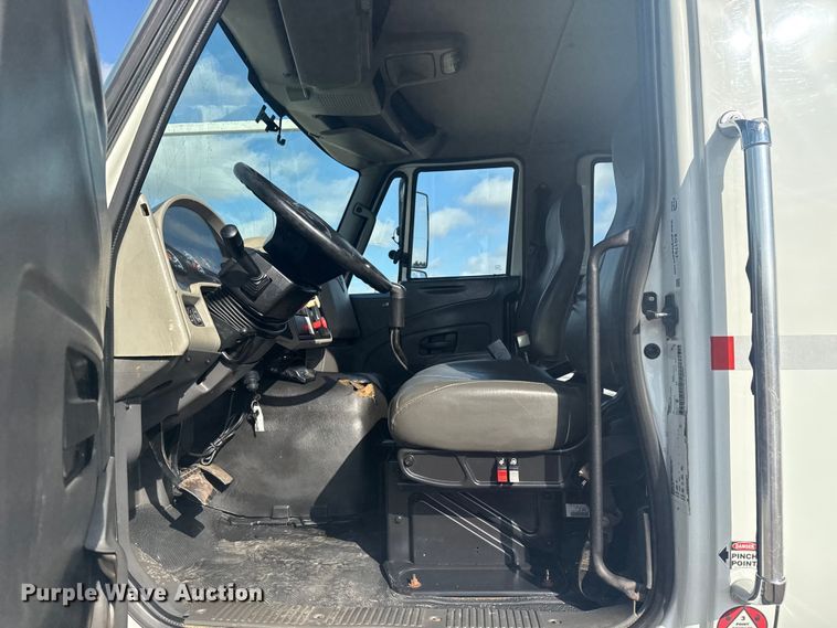 image for item EG1757 2013 International 7600 crane truck