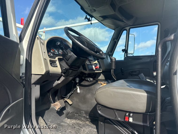 image for item EG1757 2013 International 7600 crane truck