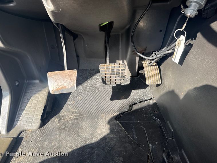 image for item EG1757 2013 International 7600 crane truck