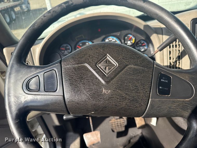 image for item EG1757 2013 International 7600 crane truck