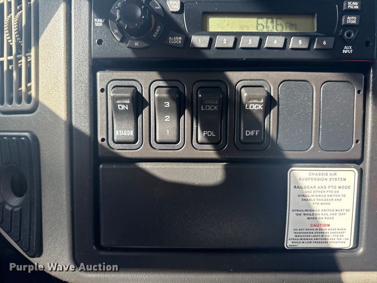 image for item EG1757 2013 International 7600 crane truck