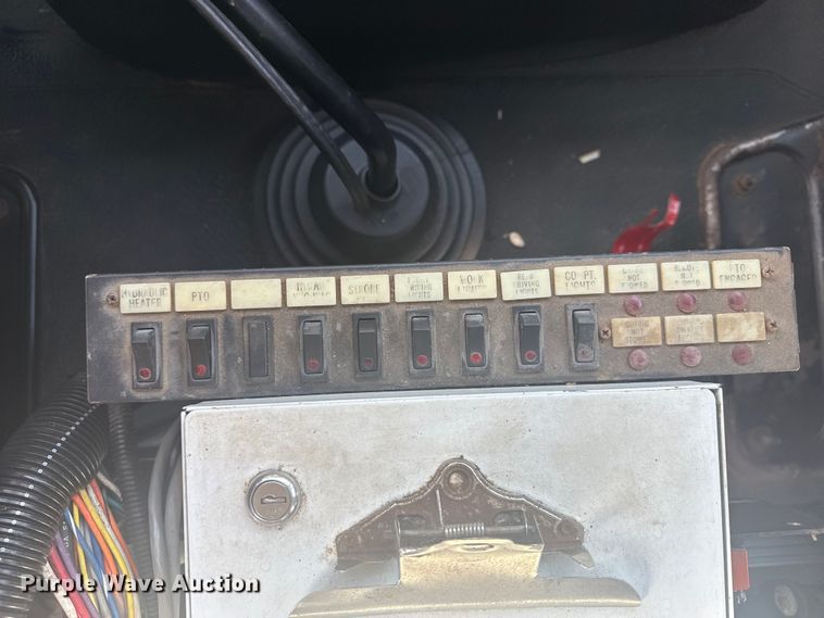 image for item EG1757 2013 International 7600 crane truck