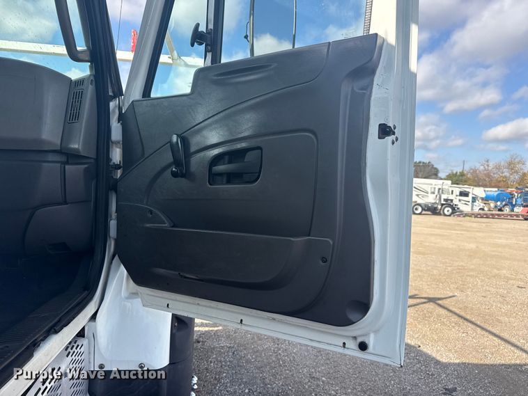 image for item EG1757 2013 International 7600 crane truck