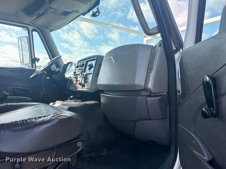 image for item EG1757 2013 International 7600 crane truck