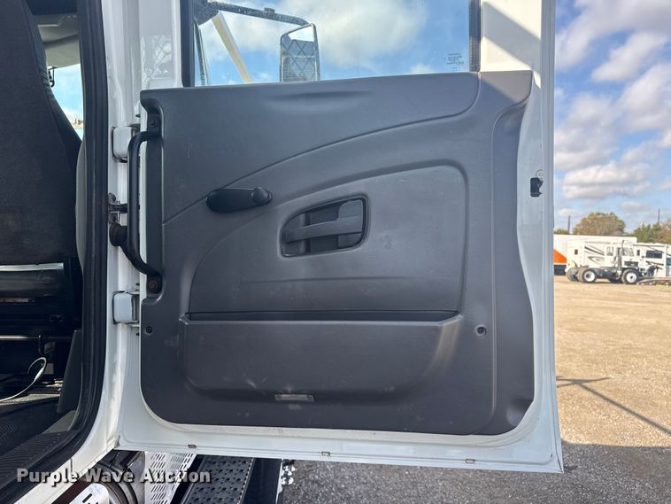 image for item EG1757 2013 International 7600 crane truck