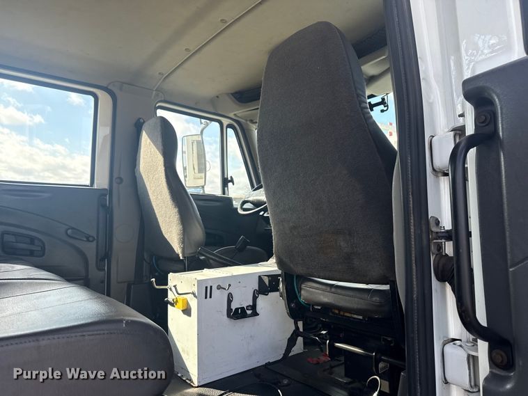 image for item EG1757 2013 International 7600 crane truck