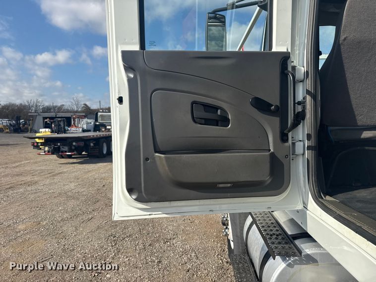 image for item EG1757 2013 International 7600 crane truck